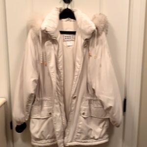 Med Like new cream parka. Fur trim on detachable hood. Beautiful! Warm & comfy